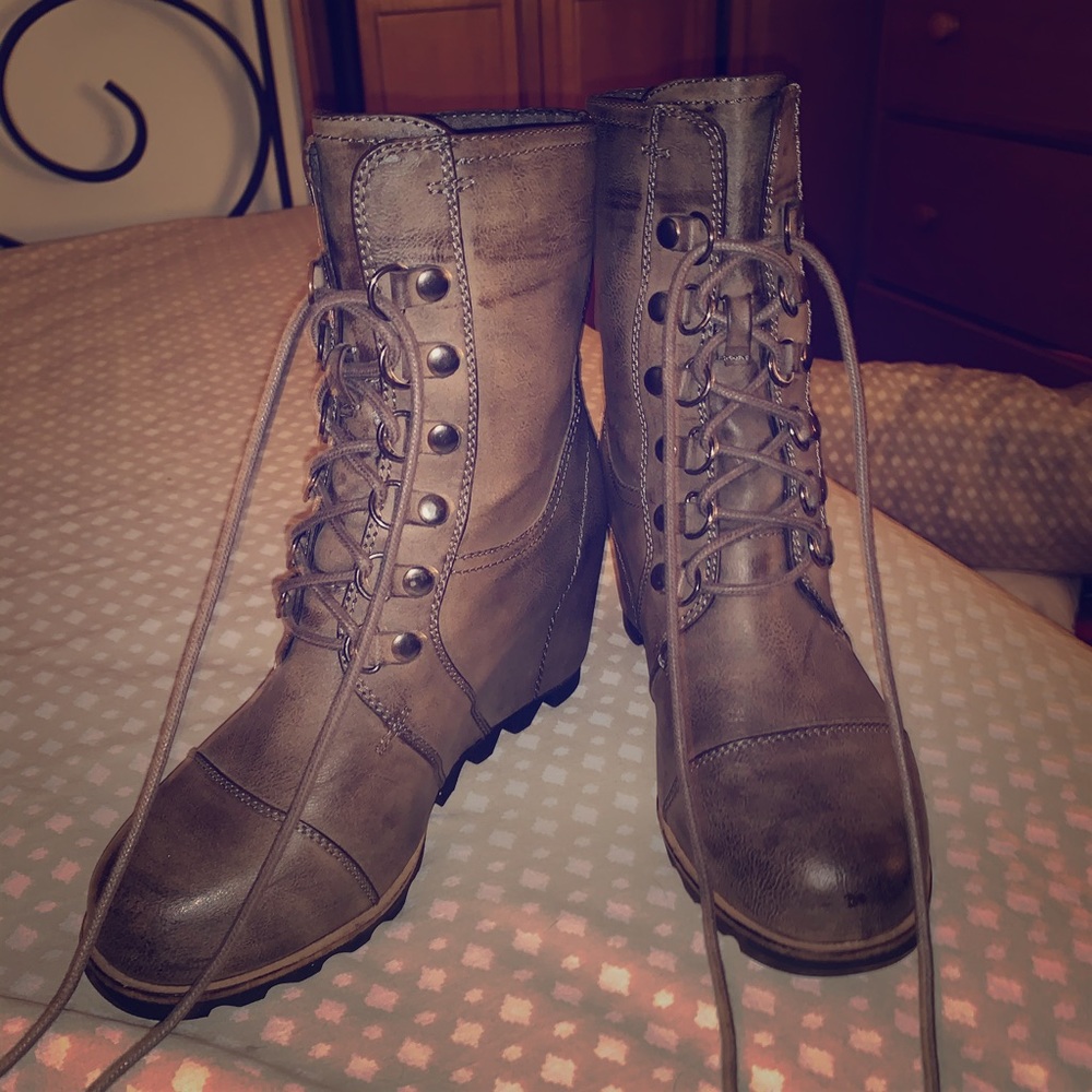 Wedged boots